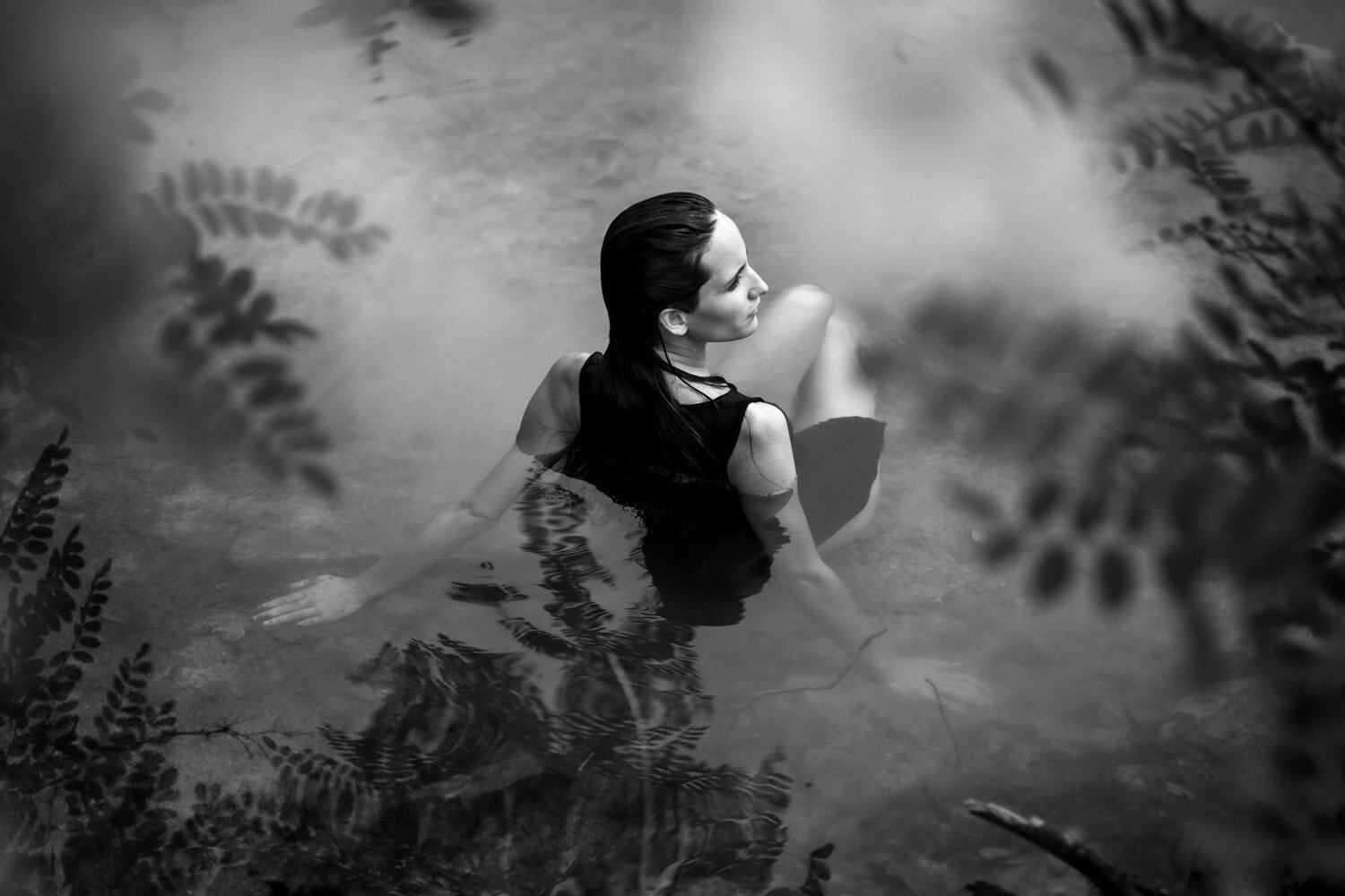Vodní portrét, mašovický lom, černobílá fotografie